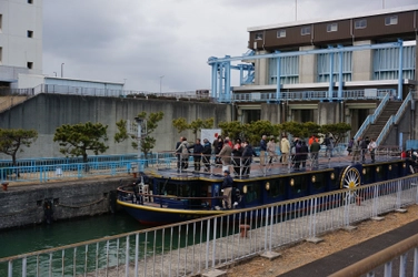 ～ 淀川の恵みを淀川舟運とともに味わい、 知り、触れていただく ～ １２月３日（日）に天満橋・八軒家浜と枚方を結ぶ 観光船ひまわり「淀川浪漫紀行プレミアム」 を運航します