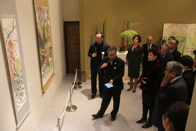 児島虎次郎の作品を解説する塊太郎館長（中央）ら