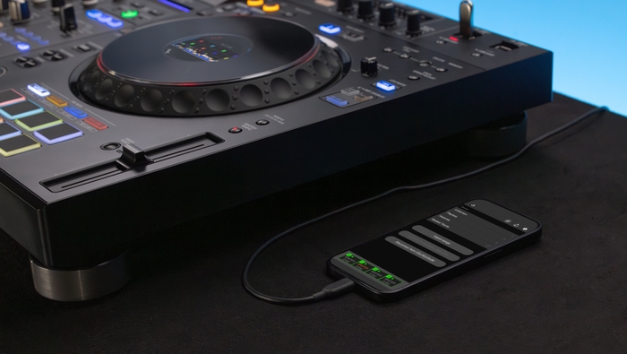 モバイルデバイスと組み合わせてDJプレイが可能