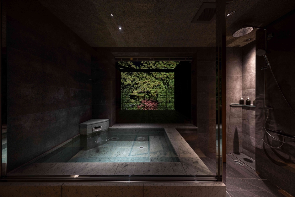 スイート客室の庭園半露天風呂
