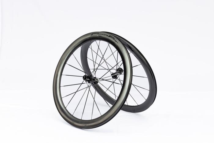 CRAFT RACING WHEELS CS5055 カーボンファイバー スポークホイールセットは1,300gを切る軽量設計。「IT技術者ロードバイク日記」で著名なレーサーであり、エアロードCFR Gen3, Gen4両方を使用されてきたITさんからの推奨により採用しました。Photo: KeiTsuji