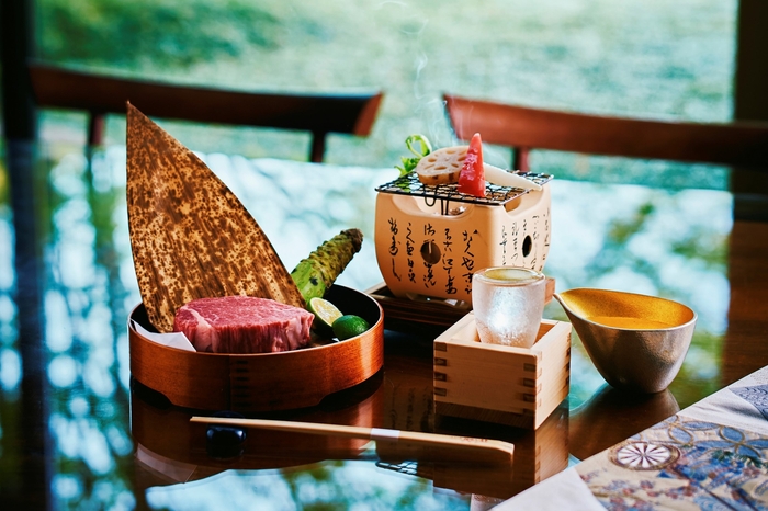 ▲「カーネーション」メインの牛肉炭火焼き