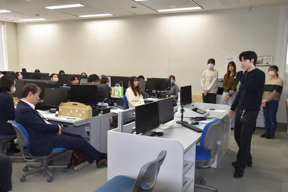 発表を聴く学生ら