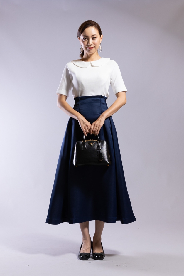 ロング丈フレアスカート(9,900円)、5分袖ニットトップス／襟付きインナー付属(9,900円)