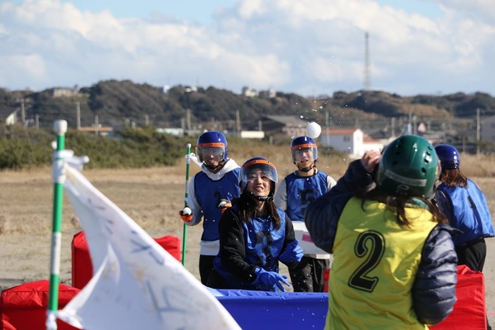 ビーチで雪合戦!野外でチームビルディング