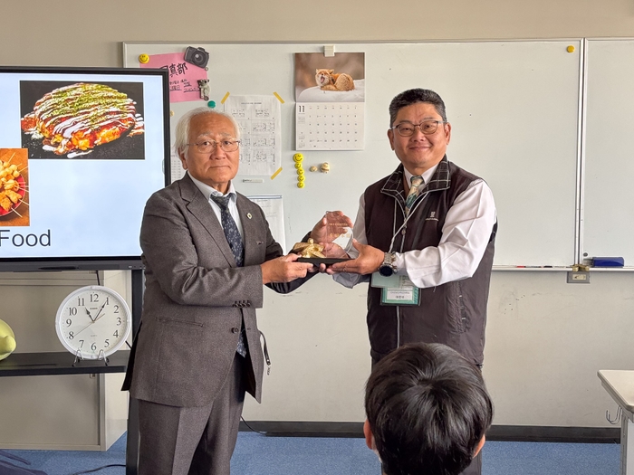 台湾光仁中学校の先生から記念品を受け取る南登章生校長