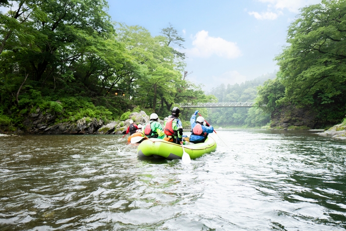 新緑に囲まれて川を下るラフティングは爽快です!