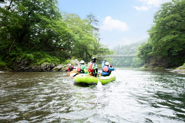 新緑に囲まれて川を下るラフティングは爽快です!