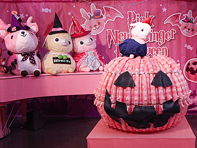 イワシカカボチャランタン(手前)、仮装したイワシカ・オリーチェアルパカ・岩下の新生姜アルパカ(奥・左から順に)