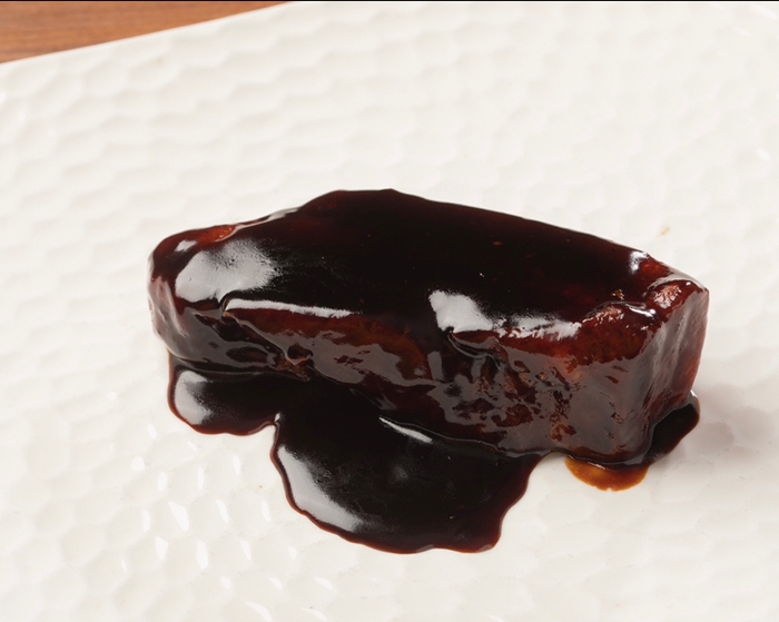 人気メニューの 黒酢酢豚