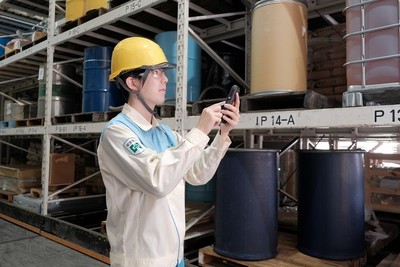 ファインケミカル部の渋谷遼氏は、Power Appsを使って300種類以上の在庫管理カードを電子化し、和歌山工場での原材料の在庫管理作業時間を大幅に削減しました。 (花王提供)