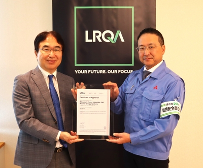 2025年7月31日(木)に実施された認証授与式にて LRQAリミテッド 日本代表 堀川 康(左)、三菱重工業株式会社 原子力セグメント 副セグメント長 兼 神戸造船所長 柴戸 要(右)