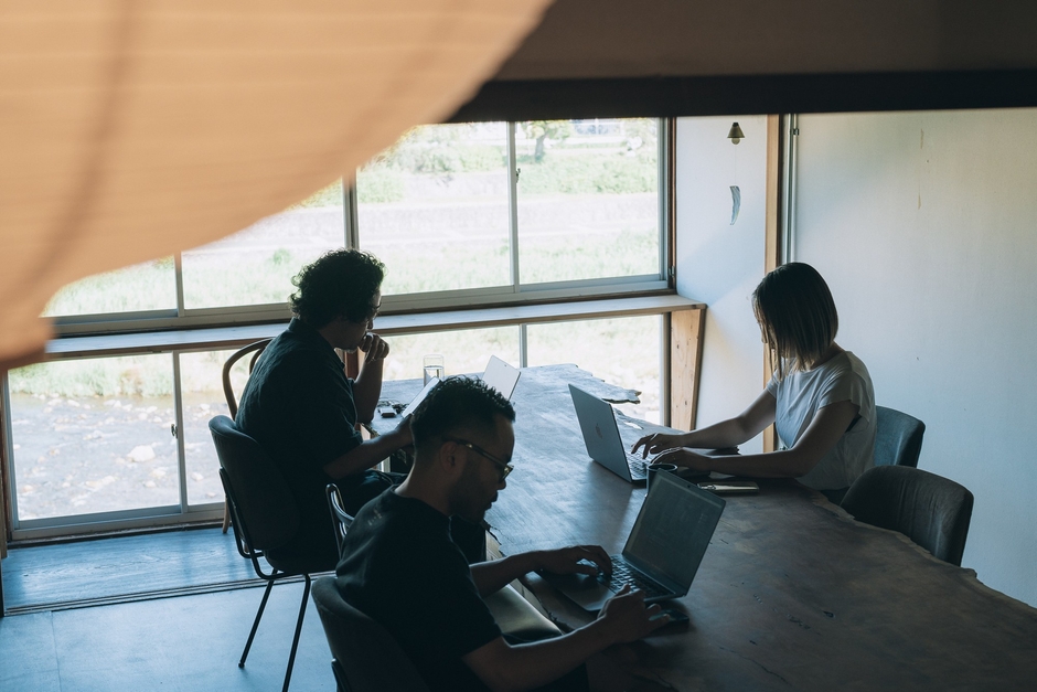 イメージ|カフェのように大テーブルを共用したり(かもベース)