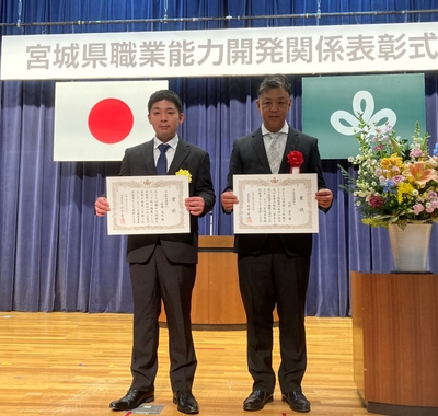 表彰式の様子(左:だいこんの花調理チーフ佐藤 右:松島一の坊料理長川村)