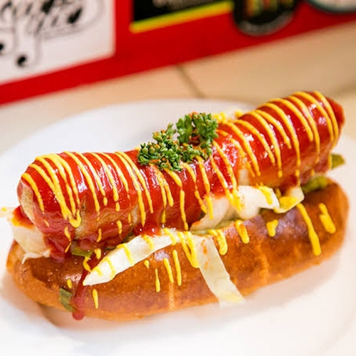 プロースト：粗挽きソーセージホットドッグ、チーズ入りソーセージホットドッグ、季節のスープ