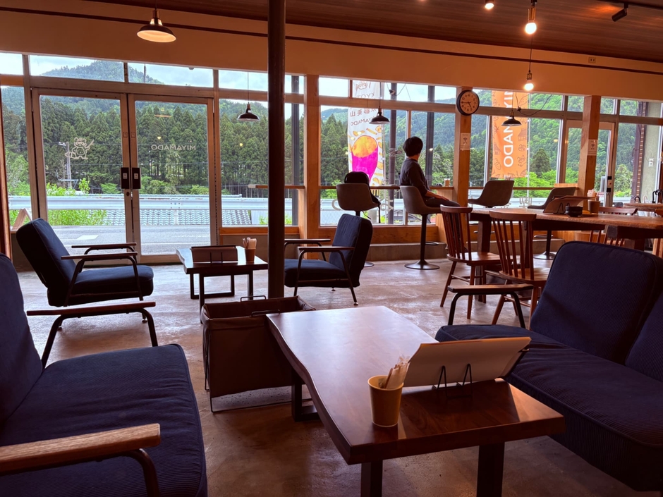 涼しい店内で美山の景色を見ながらゆったりお過ごしいただけます