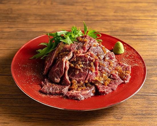 熟成させ旨味をましたハラミ肉を使用した特製ハラミステーキ丼。赤身と思えないジューシーさが特徴。