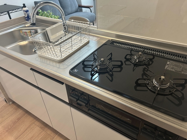 広めのキッチンで自炊も可能。まるで自宅にいるかのように滞在できます。