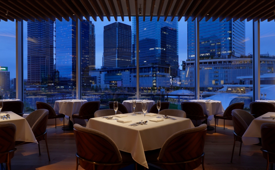 梅田の夜景を一望できる店内