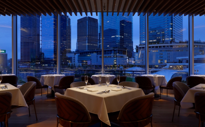 梅田の夜景を一望できる店内