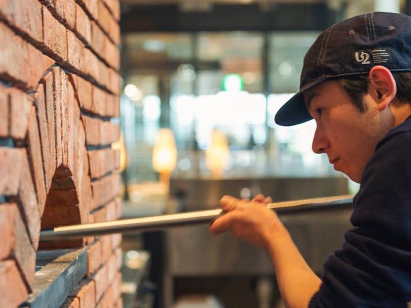 ピザ釜で焼くモチモチの特製ピッツァ