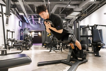 【HEALTHIER MAGAZINE（ヘルシアマガジン）】24時間年中無休フィットネスジム「エニタイムフィットネス」のウェブマガジン更新中！　＜お尻と背中に効く！ バックエクステンションの使い方＞