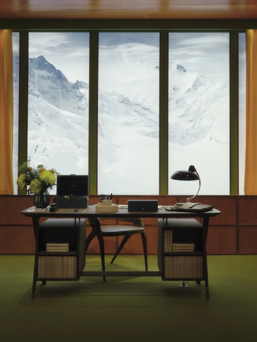 マルコ・トマセッタのデザインによるデスク