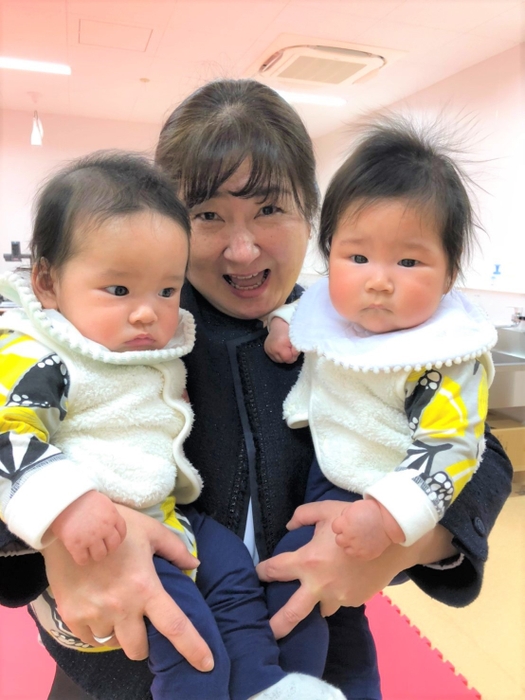 代表教員と昨年度参加の双子赤ちゃん