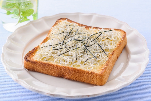 「湘南しらすトースト」 湘南を舞台にした映画でも話題に! しらすとチーズの組み合わせでカルシウムも しっかり摂れるメニューです