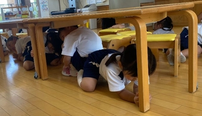 近大附属幼稚園が強い地震を想定した「避難訓練」を実施　緊急時に身を守る行動を学び、落ち着いて避難できる力を育成