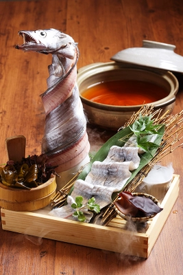 寅八商店 梅田店が“太刀魚(ドラゴン)”を鮪出汁で食べる！ 迫力満点「ドラゴンしゃぶしゃぶ」を9月15日(木)より提供開始