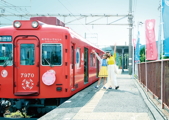 【屋外・交通広告部門】南海電気鉄道株式会社：世界初！？で超めでたい！電車の夫婦にこどもが誕生