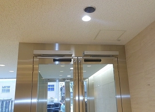 【納入事例レポート】あ、ここにも杉田エース！Vol.125　モバイルエスタ等地道なPR活動が実を結び、大手企業の新オフィスにドルマ社製ドアオペレーターを納入することができました。