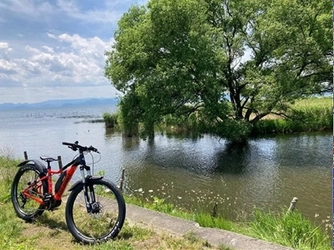 2026年春、猪苗代が“風”になる。過去最速3月20日より 「いなチャリ」＆電動キックボード運行開始！ 「ふくしまデスティネーションキャンペーン」と連動し、 残雪・桜・湖の三位一体を巡る次世代ライド解禁