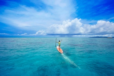 【リゾナーレ小浜島】お魚になった気分でスイスイ進む「電動モーターSUP」新登場｜期間：2021年3月15日から通年