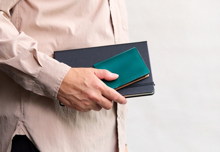 ビジネスシーンにも“さりげなく個性”を取り入れたい人に、アンティークグリーンはおすすめのカラー。