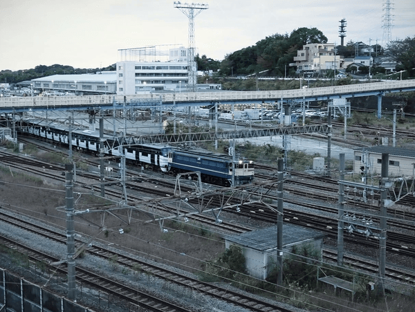 輸送される「13000系」の様子 羽沢横浜国大駅付近