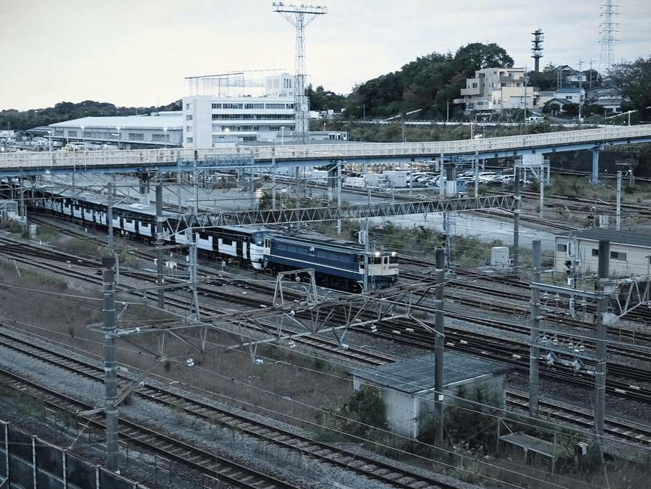 輸送される「13000系」の様子 羽沢横浜国大駅付近
