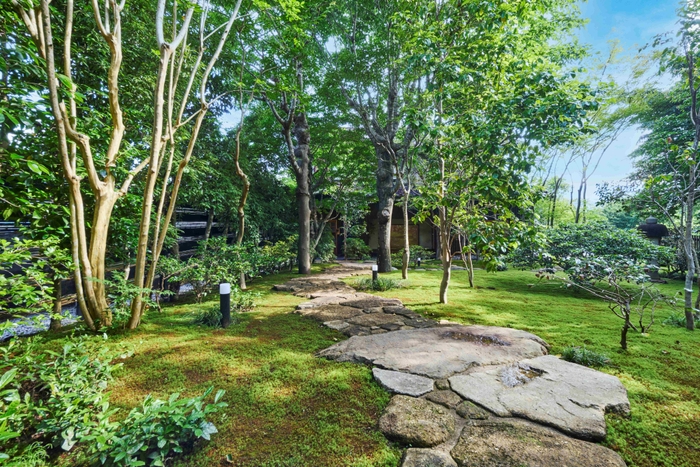 石畳をそっと踏みしめ、緑の庭園を散策