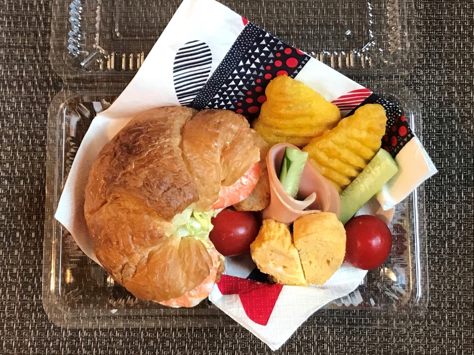 【入社19年目/女性社員Y.K.】春キャベツのコールスローをパンにはさんでランチBOX風に。普段、生野菜を食べない子どもたちも喜んで食べてくれました！