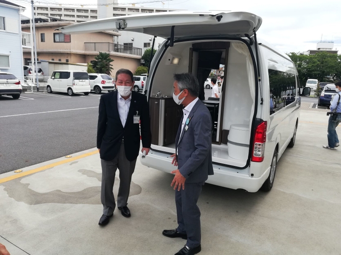 伊藤市長(左)に車両説明を行う、当社代表取締役の増田