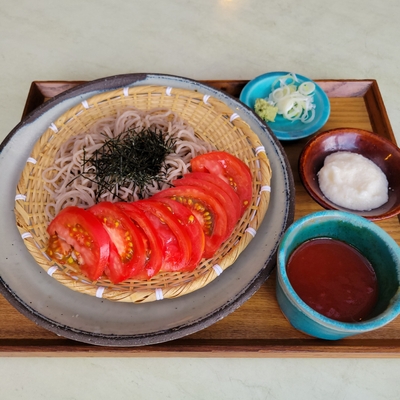 冷やしトマト、自然薯そばトマつゆで＜冷＞
