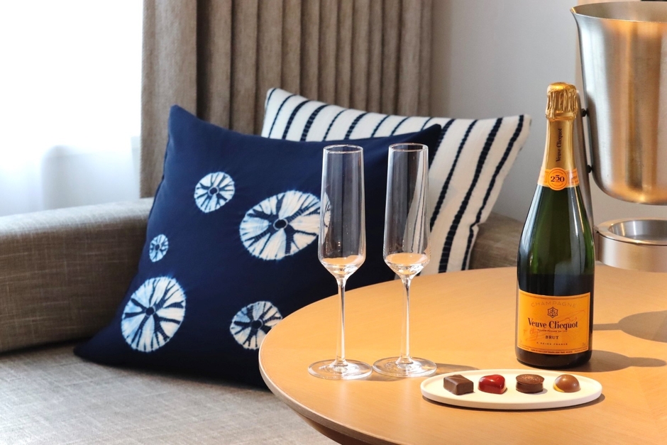 お部屋で楽しめるヴーヴ・クリコ イエロー・ラベルのシャンパンとボンボンショコラ