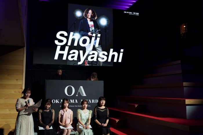 林准教授を紹介する会場のディスプレー