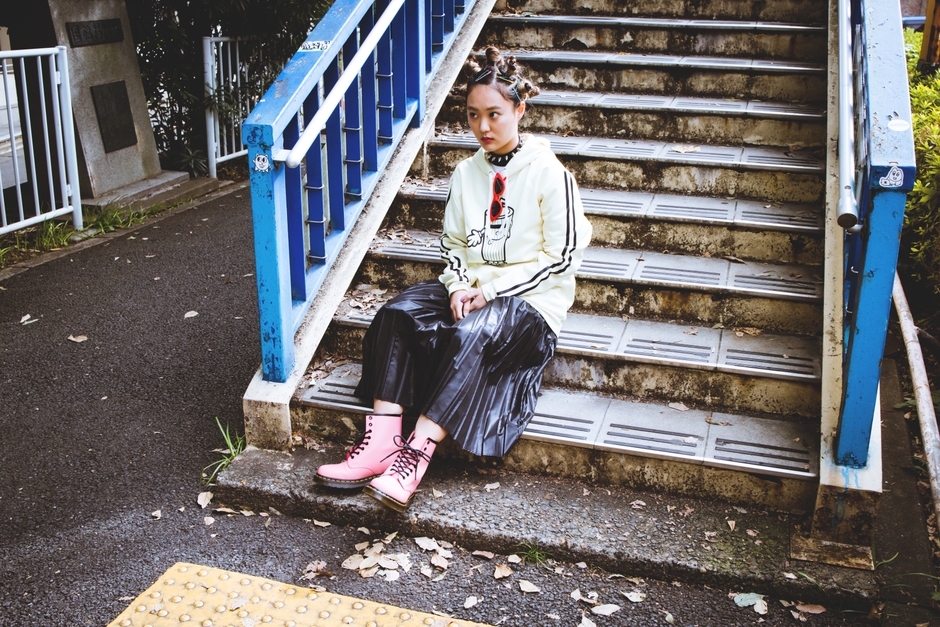 光沢のある素材でリラックスタイムも着心地よく、お出かけでもかわいいフーディ(12,000円 税込)