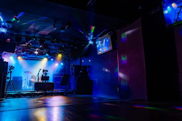 池尻大橋のライブハウス#chord_が、13台のスピーカーと 波面合成技術を使用したライブハウス用空間音響を導入