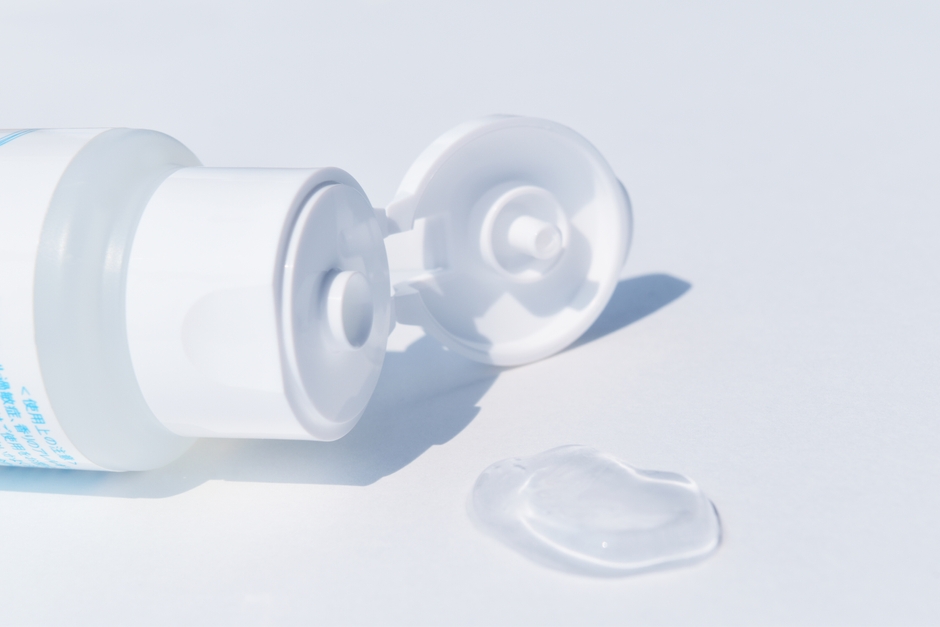 ミニサイズは片手で開けられるワンタッチキャップ。