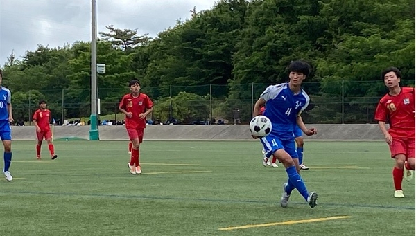 近畿大学附属新宮高等学校サッカー部の試合の様子