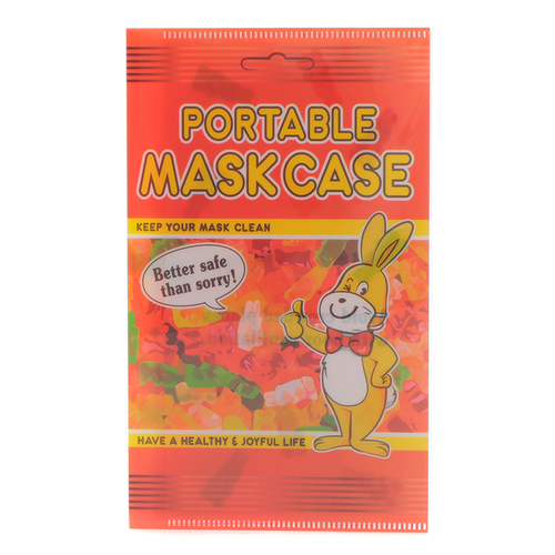 「マスクケース Gummies」価格：98円／サイズ：W12×H20cm／ポケット数：3／見開きタイプのマスクケース。マスクを一時的に収納できる外ポケット付き。