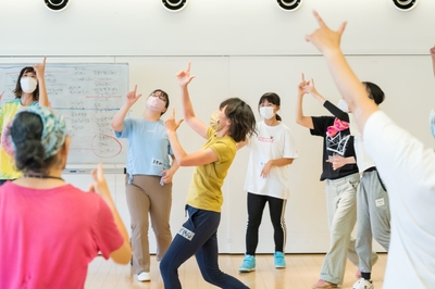 振付・演出の北村 成美さんと参加者によってダンスを創るワークショップの様子/7月9日(土)